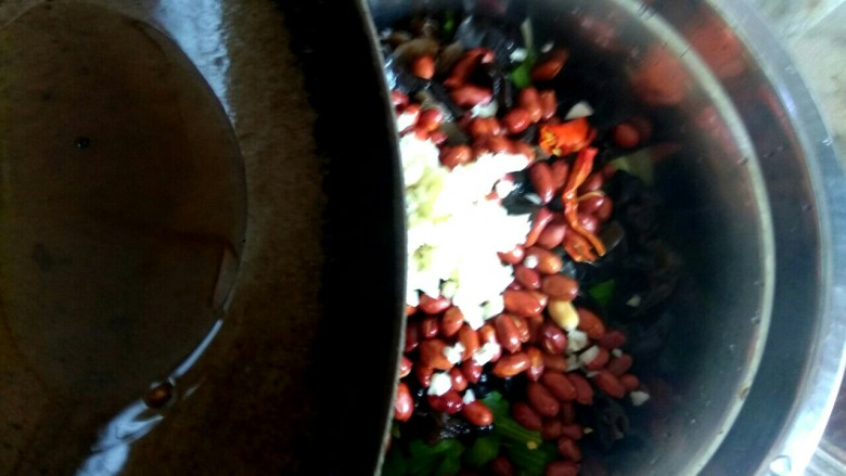芹菜木耳凉拌菜,把蒜末放入盆中，把花椒油浇到盆中蒜末和干红辣椒上，搅拌均匀即可