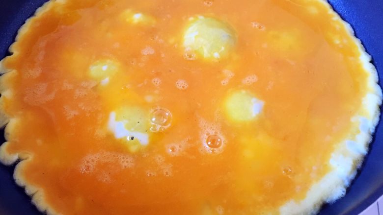 虾仁炒蛋,油锅烧热，倒入鸡蛋液