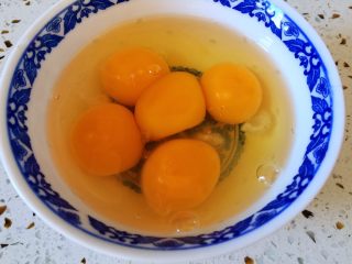 虾仁炒蛋,鸡蛋打散碗中