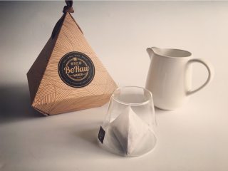 奶露泡包咖啡,拆掉三角便利冲泡包的外包装，将三角咖啡包置入杯中；