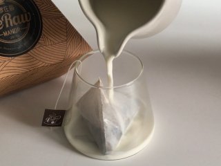 奶露泡包咖啡,注入50ML热全脂牛奶，充分浸润咖啡粉后静置10秒；
