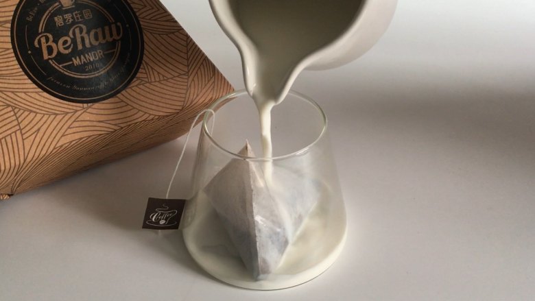 奶露泡包咖啡,注入50ML热全脂牛奶，充分浸润咖啡粉后静置10秒；