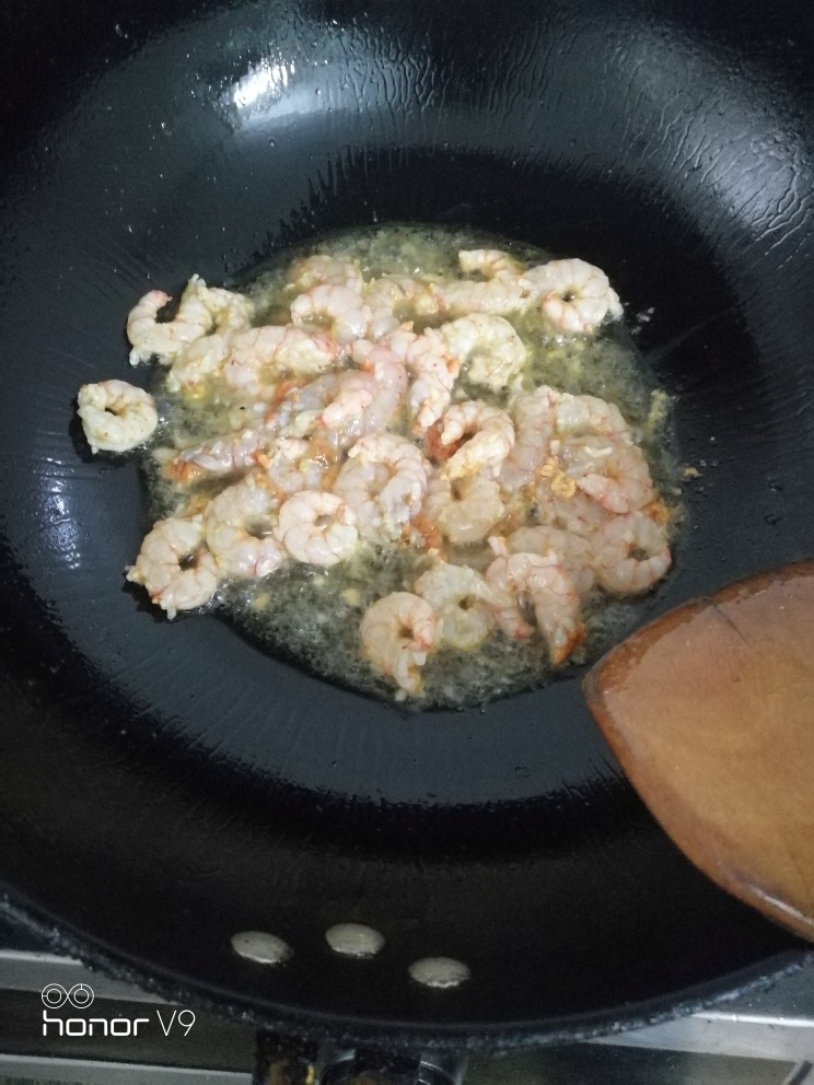 海虾炒芦笋,油热下虾，炒到变色