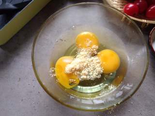 芝士肉松厚蛋烧,
鸡蛋内加入盐、白胡椒粉、芝士粉