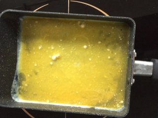 芝士肉松厚蛋烧,
不粘锅烧热，刷少量橄榄油，倒入少许鸡蛋液，能够铺满底部就行