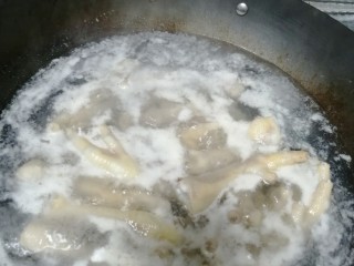 超级受欢迎的香辣凤爪,煮出浮沫，然后将鸡爪捞出，放凉水里冲洗干净。
