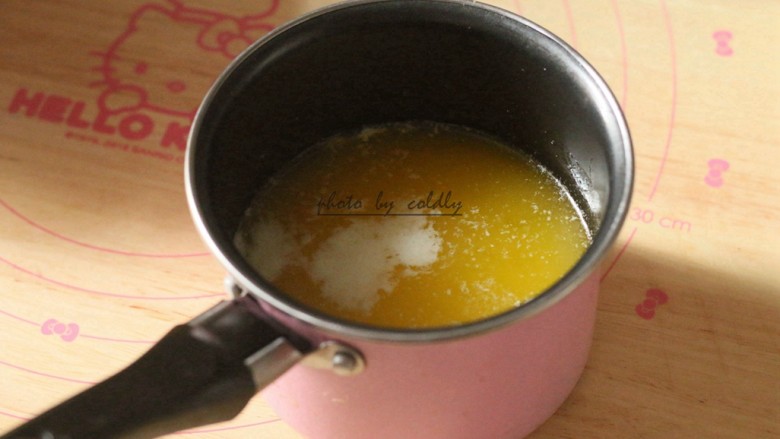 焦糖蔓越莓玛德琳,取约1.5倍的黄油量加热至融化后，取上层的澄清黄油65克