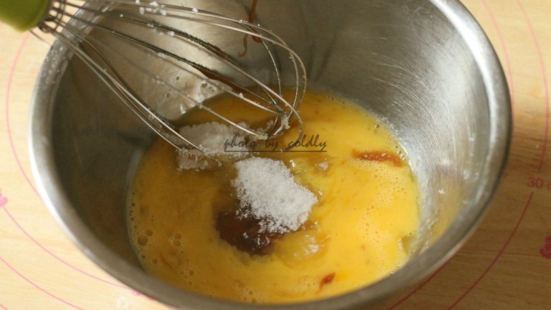 焦糖蔓越莓玛德琳,蛋液倒入打蛋盆，加入细砂糖、水贻和焦糖奶油酱