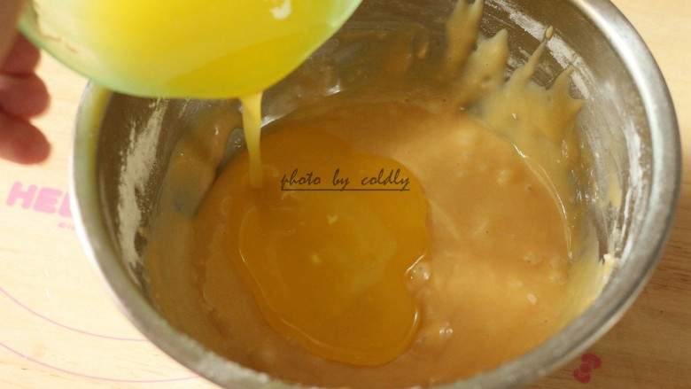 焦糖蔓越莓玛德琳,倒入澄清黄油，搅拌均匀