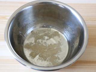 芝麻山药饼,将玉米油、白砂糖、蜂蜜倒入碗里，一起搅拌均匀；