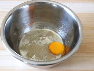 芝麻山药饼,蛋黄倒入到之前油糖混合物里拌均匀；