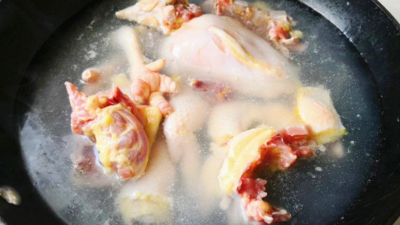 粉丝鸡汤,煮锅里放入适量的清水，清水里放一勺盐，烧开后把鸡块放进去，焯水的目的是去除鸡腥味，