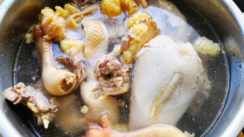 粉丝鸡汤,当煮出一层油的时候，将其捞出投入凉水里，用手揉搓清洗，
