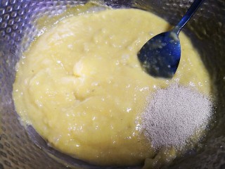 山药鸡蛋饼,加入酵母粉