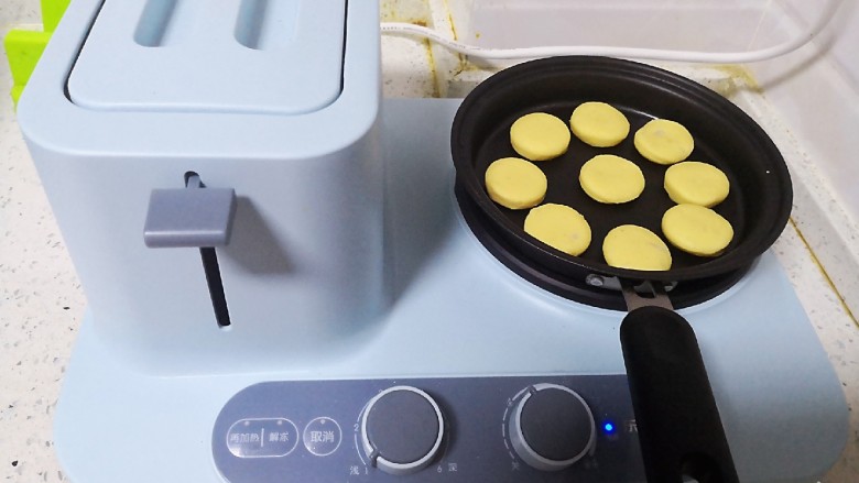 山药鸡蛋饼,放入平底锅中。不用放油。小火慢煎。