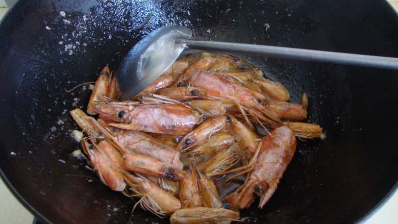 意式海鲜烩饭配红虾,橄榄油炒香虾头和蒜，加水煮成高汤