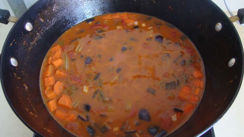 意式海鲜烩饭配红虾,加煮好的海鲜汤煮至20分钟