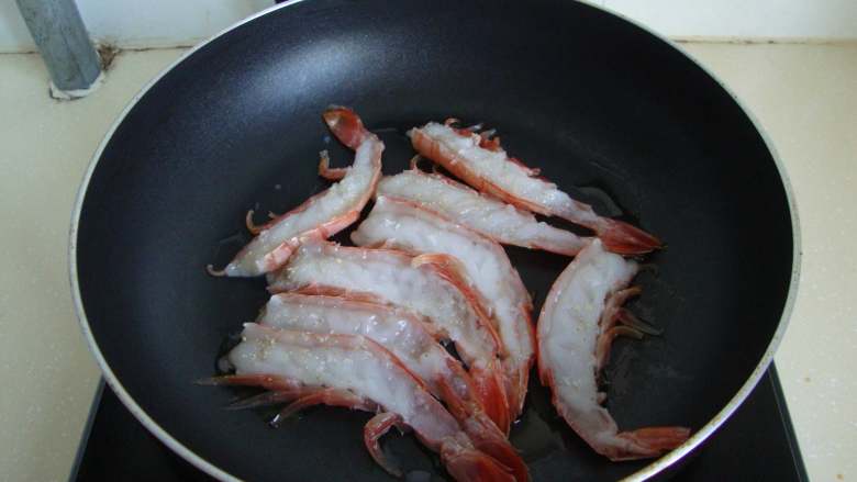 意式海鲜烩饭配红虾,红虾撒上盐和胡椒粉，用橄榄油煎好
