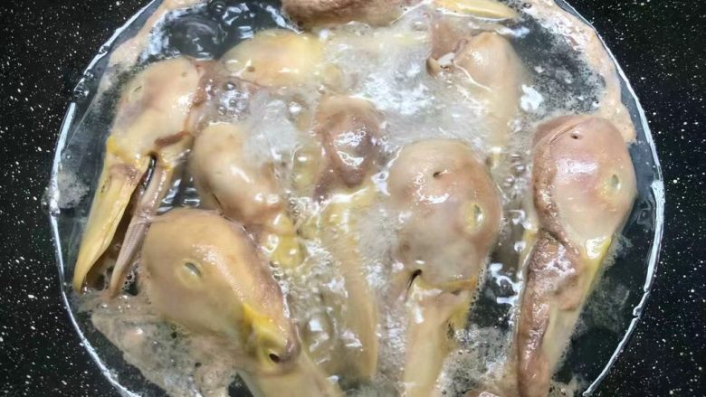 麻辣鸭头,水开再煮2分钟，把鸭头完全焯出血沫。