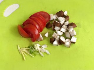 番茄蘑菇汤面,把番茄切块，蘑菇切丁，小葱白切段，姜丝也切好。