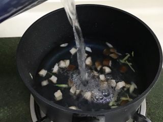 番茄蘑菇汤面,往锅中倒入适量的清水。
