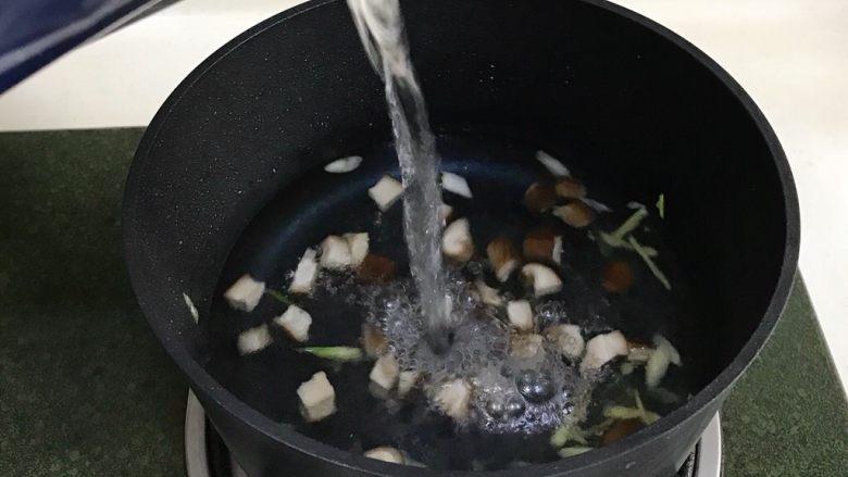 番茄蘑菇汤面,往锅中倒入适量的清水。