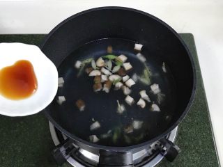 番茄蘑菇汤面,加入蚝油。