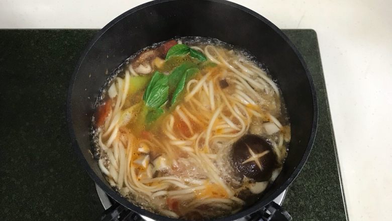 番茄蘑菇汤面,煮6～7分钟至熟。