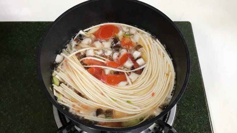 番茄蘑菇汤面,待水开后加入金龙鱼优+活性发酵空心挂面。