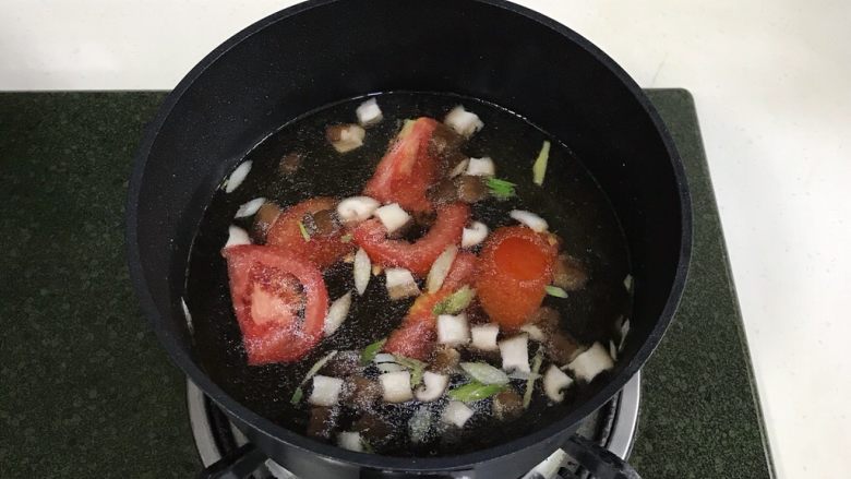 番茄蘑菇汤面,接着加入切好的番茄。