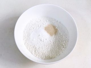 火龙果馒头,往面粉中加入酵母粉和糖。