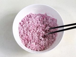 火龙果馒头,用筷子拌成棉絮状。