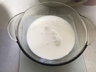 水果凉糕,150毫升凉白开(或者牛奶)备用(图中是用的牛奶)