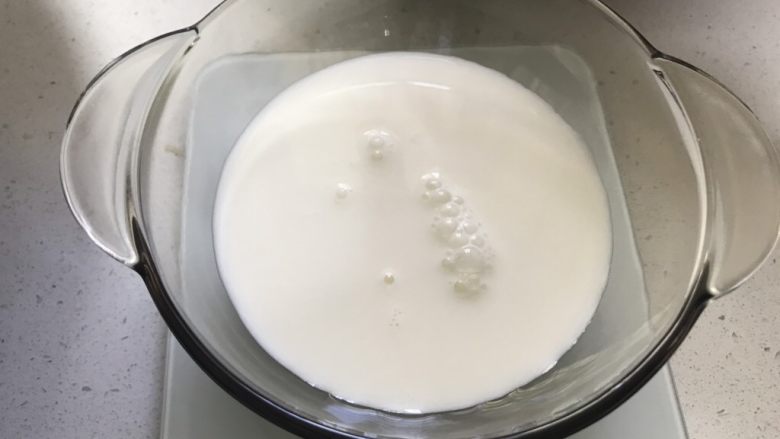 水果凉糕,150毫升凉白开(或者牛奶)备用(图中是用的牛奶)