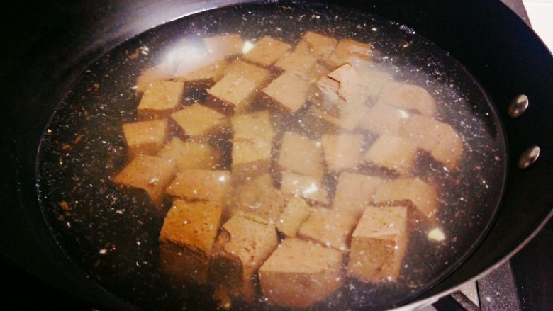牛肉沫鸭血豆腐,同样鸭血煮5分钟，捞起沥水