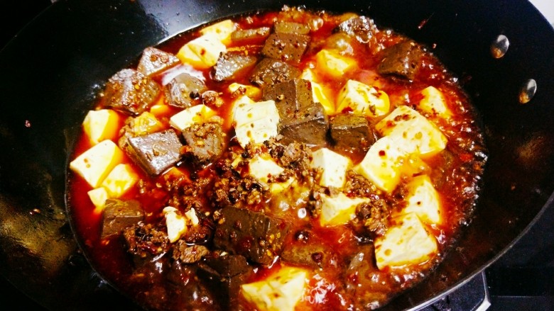 牛肉沫鸭血豆腐,锅中加水，大火煮