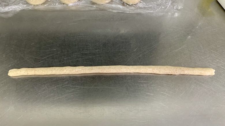 全麦老式面包,搓成40厘米左右长。一侧向上搓、一侧向下搓、搓上劲，拎起两头面自动上劲。