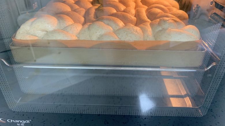 全麦老式面包,发酵好的面胚放入烤箱中层，上下火170度30分钟。