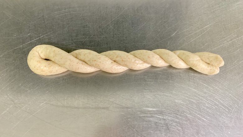 全麦老式面包,整个面胚长20厘米左右。