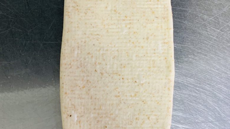 全麦老式面包,擀成20厘米长的牛舌状