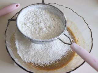 红糖红枣蒸蛋糕,筛入低筋面粉，搅匀到无干粉。