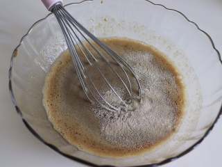 红糖红枣蒸蛋糕,倒入干酵母。也搅匀。