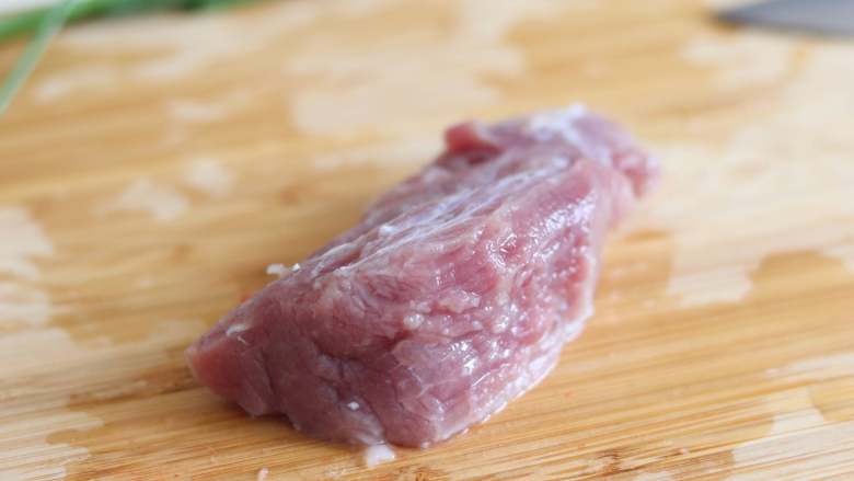 苦瓜酿肉（蒸菜）,半段里脊肉，剁成肉末。

