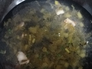 肉羹,起锅，锅里但少量油，把咸菜倒入锅内炒，然后加水煮