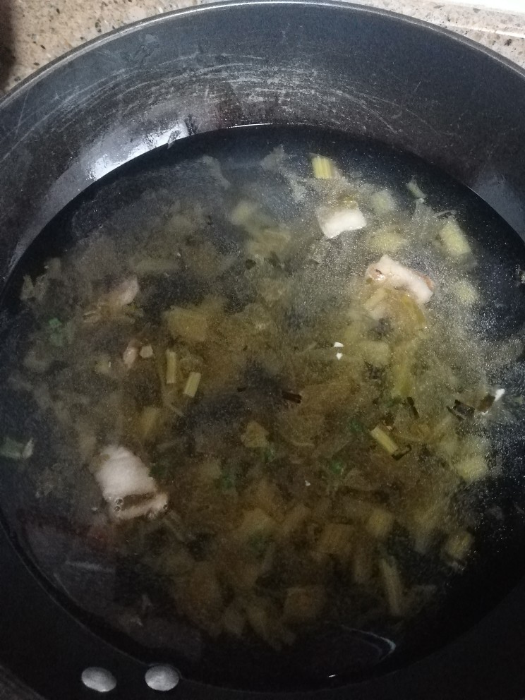 肉羹,起锅，锅里但少量油，把咸菜倒入锅内炒，然后加水煮
