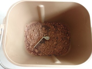 巧克力坚果面包,把冰水、糖和盐都倒入面包桶里，再倒入可可粉