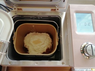 巧克力坚果面包,把面包桶放入到东菱JD08面包机里。