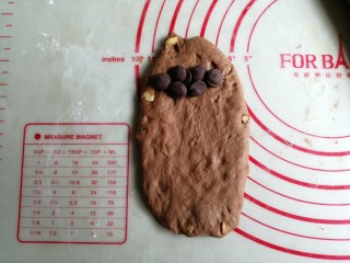 巧克力坚果面包,上面放上12颗的巧克力豆，放多少随意。你也可以买其他巧克力代替