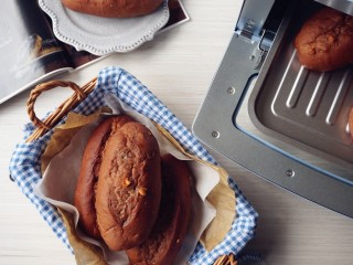 巧克力坚果面包,放入已经预热到180度的东菱日系小烤箱，烘烤20分钟左右（实际烘烤温度要根据自家烤箱脾气而定）。烘烤结束，把面包取出，在晾架上晾凉后放入保鲜袋密封，室温保存即可