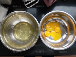 唐草彩绘蛋糕卷,盆内无油无水，蛋清蛋黄分离。